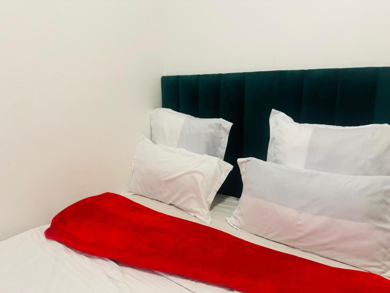 Delight Double Bedroom In Mowbray