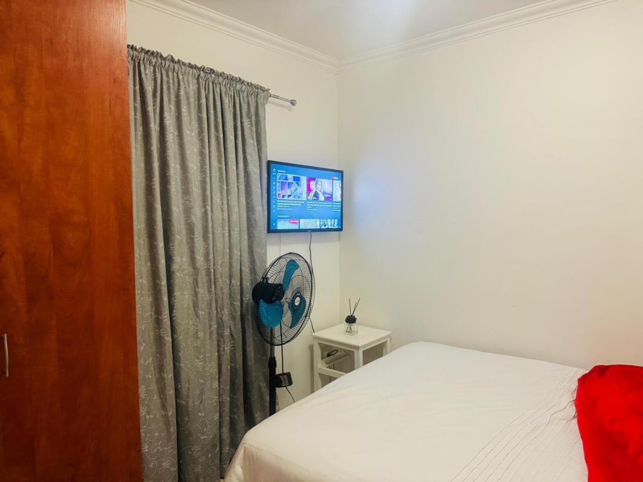 Delight Double Bedroom In Mowbray Bed & Breakfast